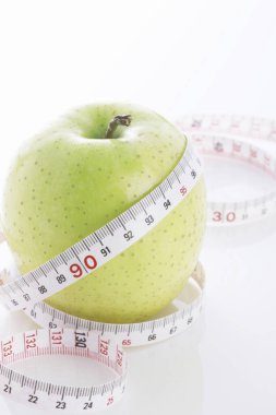 Taze kırmızı elma ve mezura.