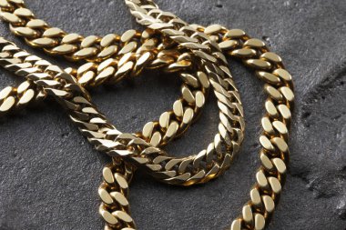 Arka planda güzel altın zincirler, yakın plan