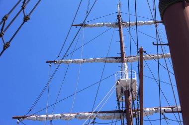 Mavi gökyüzüne karşı turist botu görüntüsü