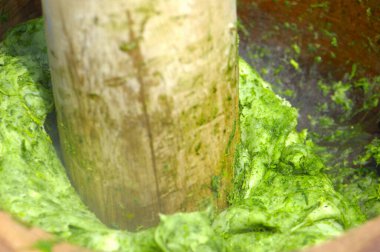 Geleneksel Japon yemeklerini hazırlıyorum.