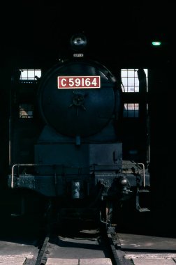 Arka planda eski buharlı lokomotif treni