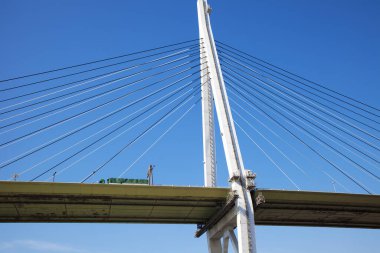 Mavi gökyüzü arkaplanına karşı köprü yapımı