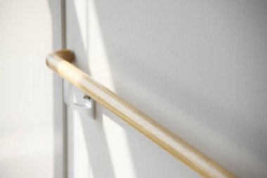 Arka planda beyaz saplı kapı, kapat