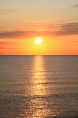 Güzel gün batımı gökyüzü ve manzaralı deniz manzarası   