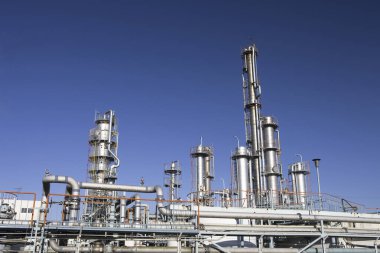 Petrokimya sanayi bölgesinde petrol rafinerisi