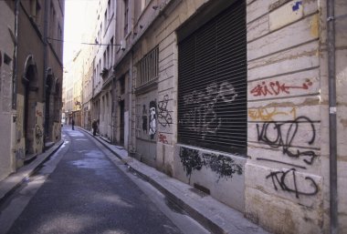 Aydınlık gün ışığında yerleşim yeri bloğu