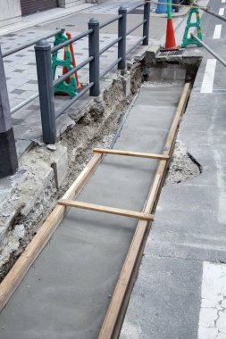 İnşaat alanı siperlere taze beton döküldüğünü gösteriyor.