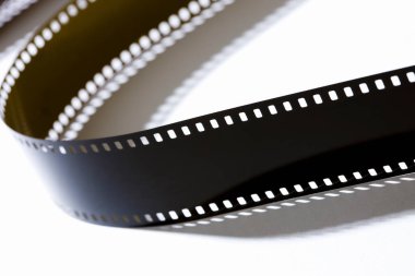 Beyaz arkaplanda film şeritlerinin yakın plan görüntüsü.         