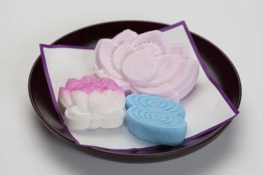 Masa arkasında renkli Japon tatlıları, kapatın.