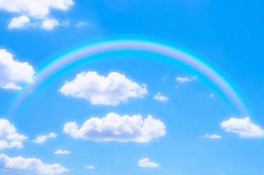 Gökyüzünde gökkuşağı ve beyaz bulutlar