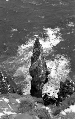 Deniz dalgalarının kayaları parçaladığı güzel manzara.  