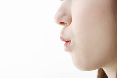 Beyaz bir geçmişi olan kadın yüzü