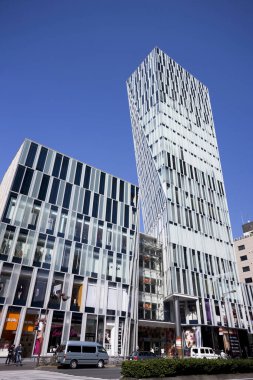 Japon şehrindeki modern ofis binaları, gündüz manzarası. 