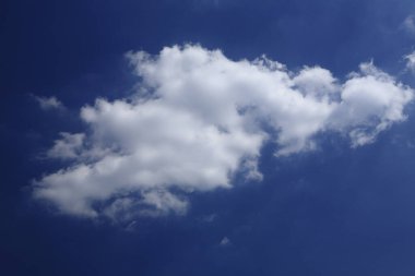 Bulutlu güzel mavi gökyüzü. Bulutlu manzara arkaplanı