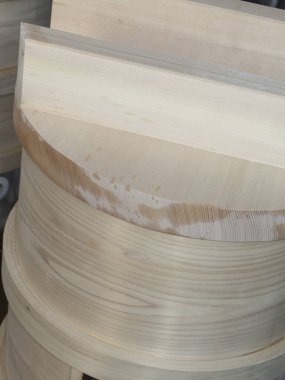 Yakın plan - ahşap kasede buğulanmış pirinç manzarası