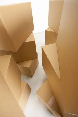 Beyaz arkaplanda kahverengi karton kutuların yakın plan görüntüsü     