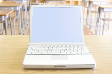 Masa arkasında modern beyaz dizüstü bilgisayar, kapat