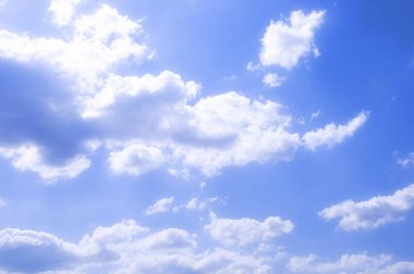 Gündüz vakti beyaz bulutlu mavi gökyüzü 