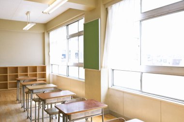 Masaları ve sandalyeleri olan boş sınıf 