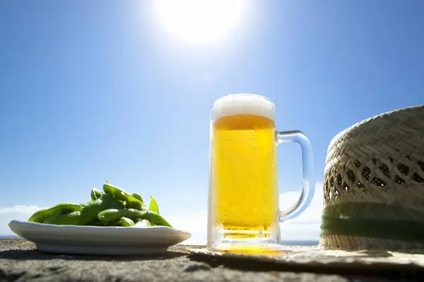 Пиво Зеленым Горошком Соломенной Шляпой Морском Фоне — стоковое фото
