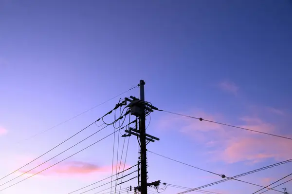 Güzel Günbatımı Gökyüzüne Karşı Yüksek Voltaj Direği — Stok fotoğraf