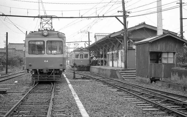 Japonya 'daki tren istasyonunun insanlarla çekilmiş siyah beyaz fotoğrafı. 