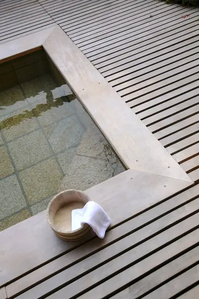 Tahta güverte, küçük bir küveti çevrelemiş.