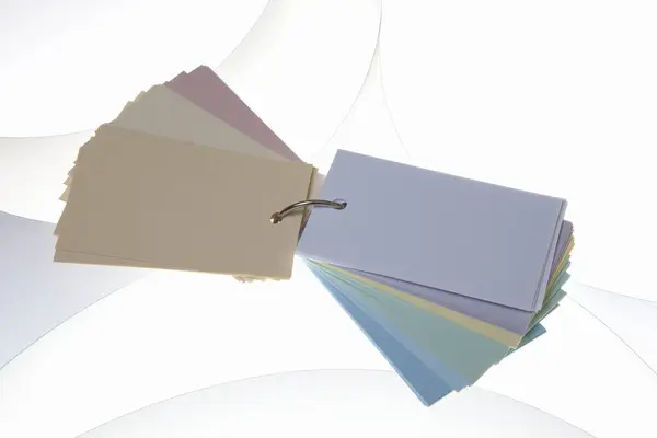 ภาพระยะใกล ของป ายบ กกระดาษเปล าบนพ นหล งแสง — ภาพถ่ายสต็อก