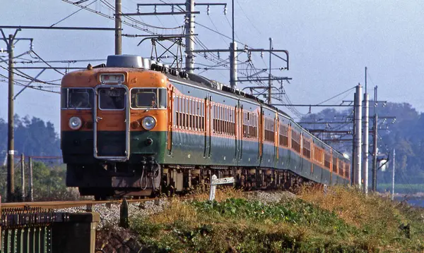 Tren Asya demiryolu ile hareket ediyor, gündüz görüşü 