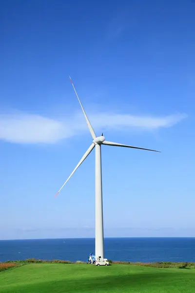 蓝天背景风力涡轮机 可再生能源 — 图库照片