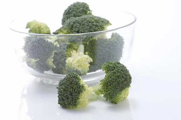 Broccolo Fresco Sullo Sfondo Bianco — Foto Stock