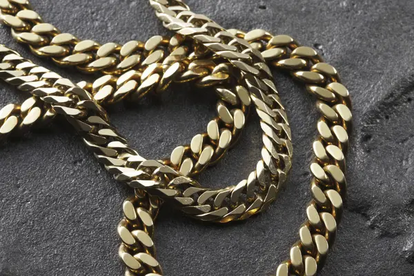 Arka planda güzel altın zincirler, yakın plan