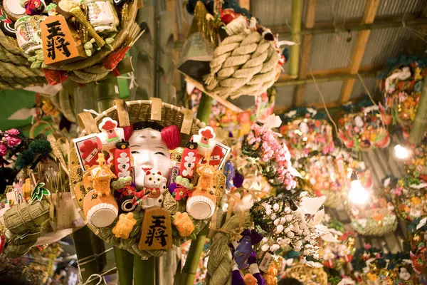 Piyasada geleneksel Japon dekorasyonları, yakın çekim 
