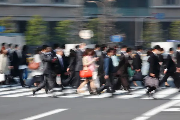 Толпа Гуляющих Центральной Улице Токио Япония — стоковое фото