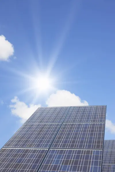 Solární Panely Modrá Obloha Pozadí — Stock fotografie