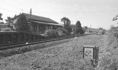 Demiryolu ile bir kamu istasyonunun siyah beyaz fotoğrafçılığı 