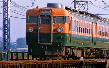 Tren Japon demiryolu ve gündüz görüşüyle hareket ediyor. 