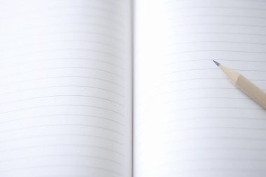  Arka planda beyaz kağıt kalem ve sayfa, kapat