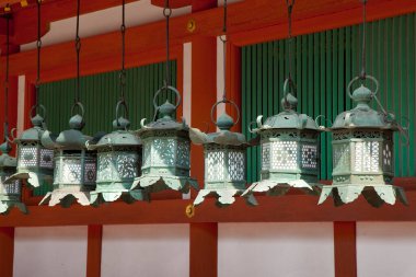 Fenerleri asmak geleneksel ortamda karmaşık tasarımlar sergilemek