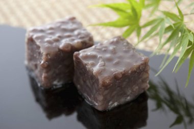Çikolatalı Japon meydanı Mochi, Çiğnenmiş Asya tatlısı