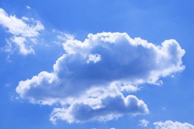 Mavi gökyüzüne karşı beyaz bulutlar