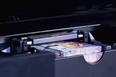 Yazıcı kartuşu yazıcı makinesine yükleniyor