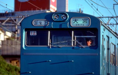 Japon şehrinde tren, alacakaranlık manzaralı. 