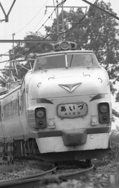 Tren raylarında giden bir trenin siyah beyaz fotoğrafı..