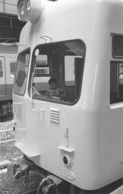 İstasyondaki bir trenin siyah beyaz fotoğrafı.