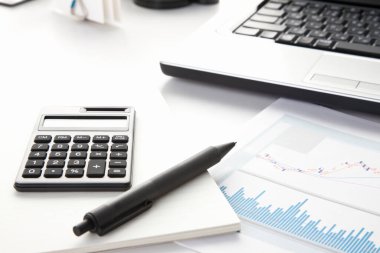 Masadaki finansal tablolar ve grafikler 