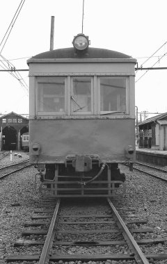 Depoya park edilmiş eski trenlerin siyah beyaz fotoğrafları. 