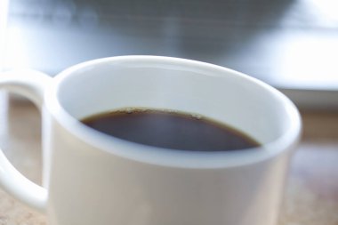 Masaya yakın bir fincan kahve. 