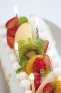 Lezzetli doğum günü pastası, kremalı ve meyveli.          