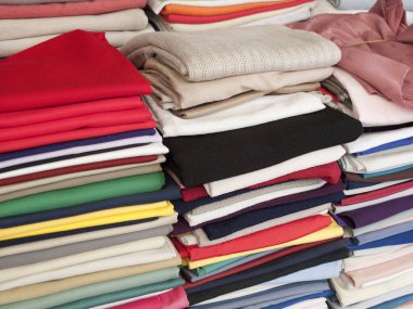 Depoda bir sürü renkli kumaş yığını